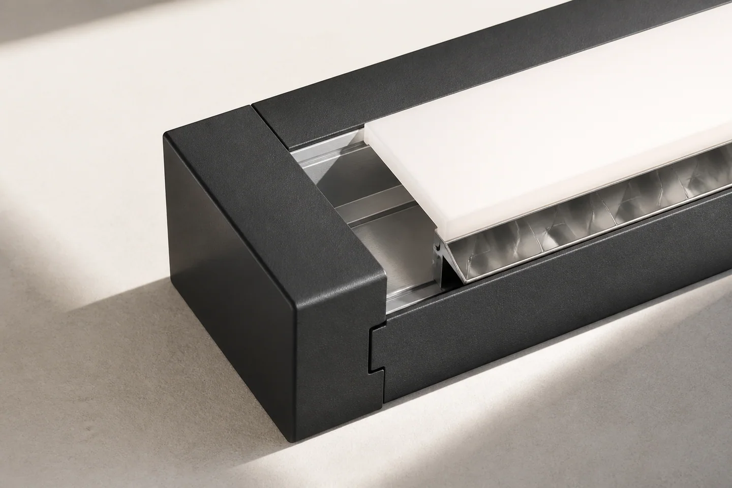 Detail eines graphitfarbenen Aluminium-Leuchtenprofils mit Reflektor und Diffusor