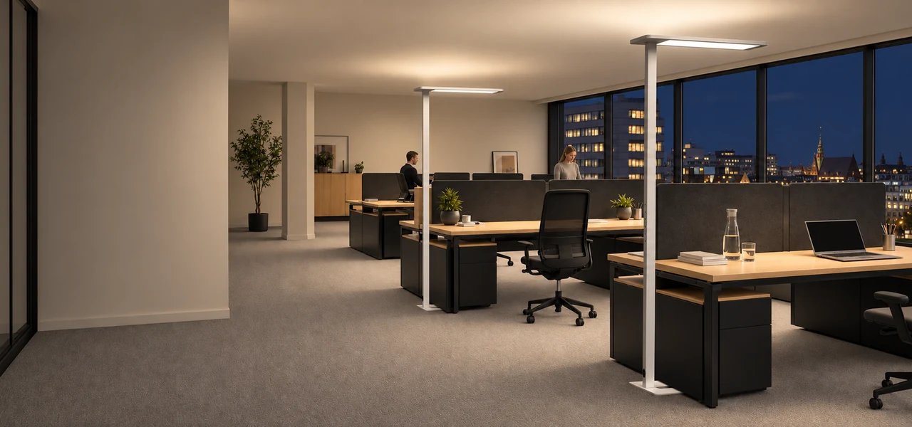 Weiße Bürostehleuchten beleuchten gemeinsame Arbeitsplätze am Abend