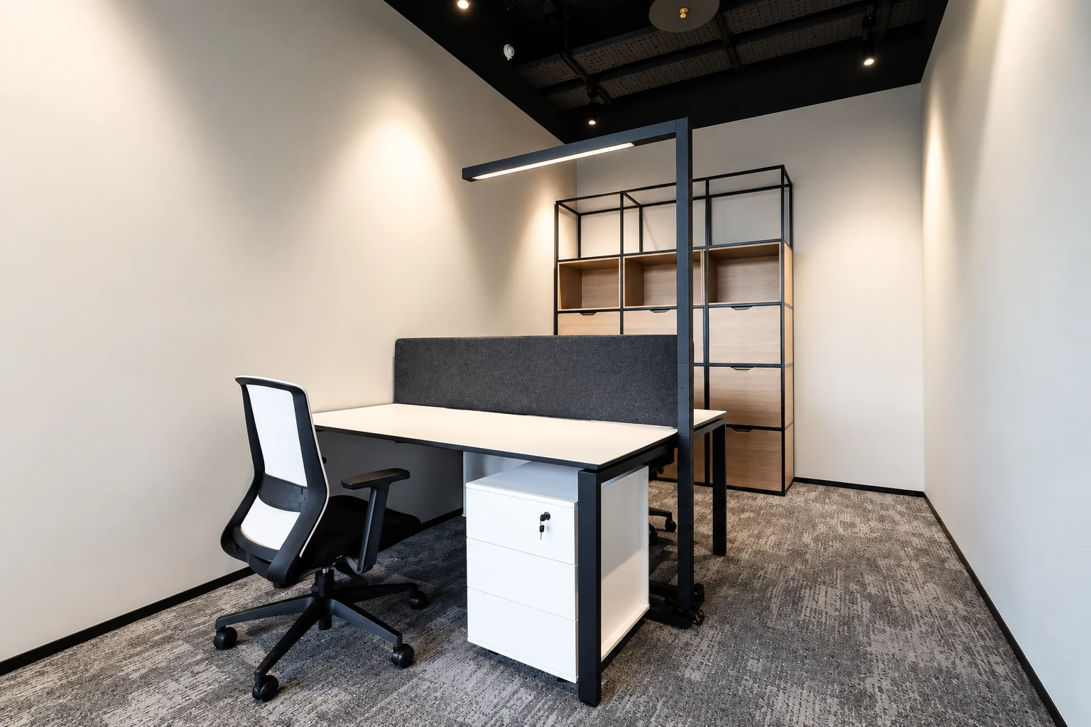 Arbeitsplätze mit Trennwänden