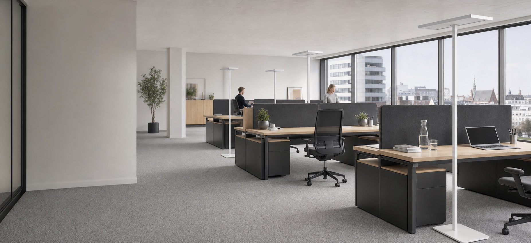 Helles Open-Space-Büro mit weißen professionellen Stehleuchten